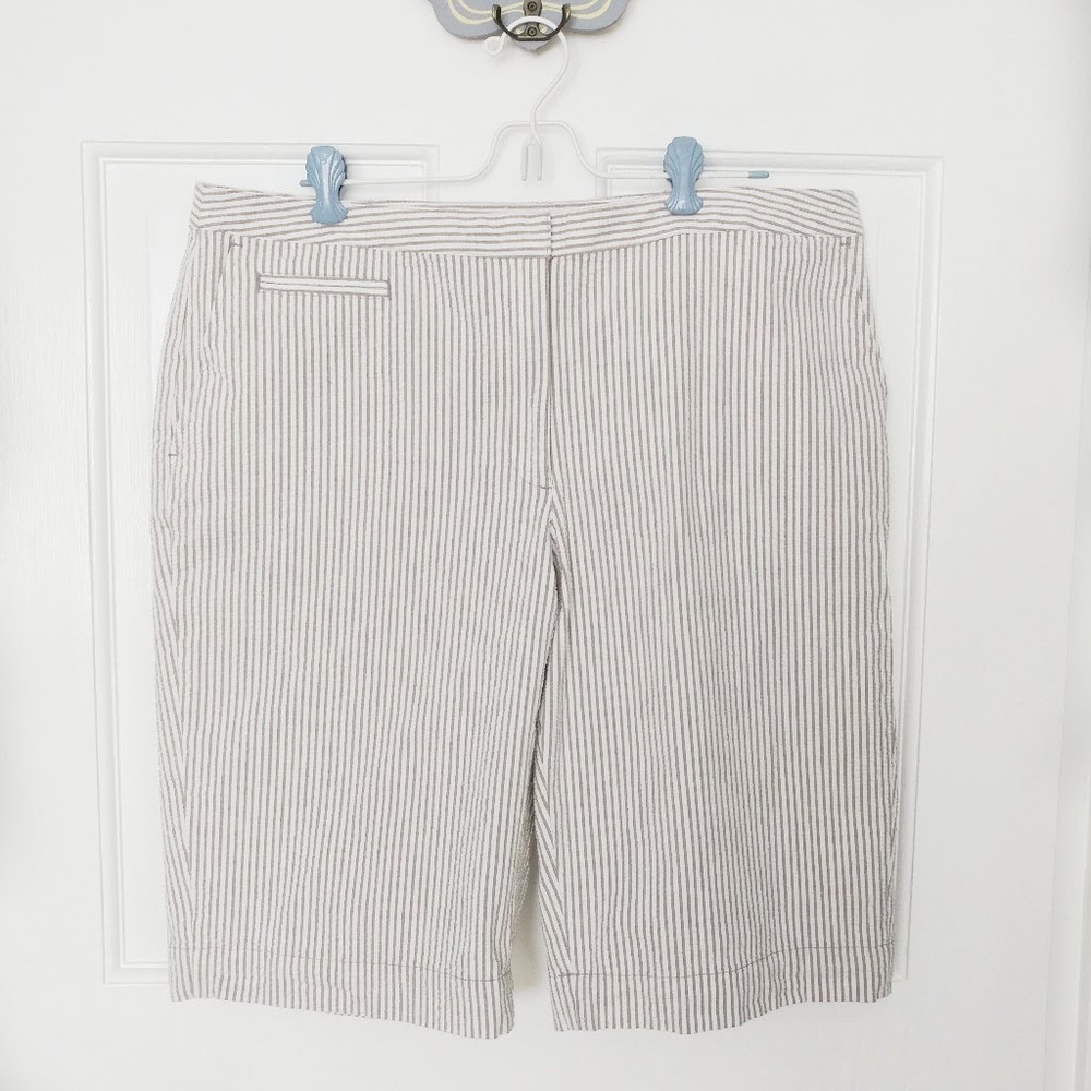 Liz Claiborne Seersucker Long Shorts 16 LIKE NEW